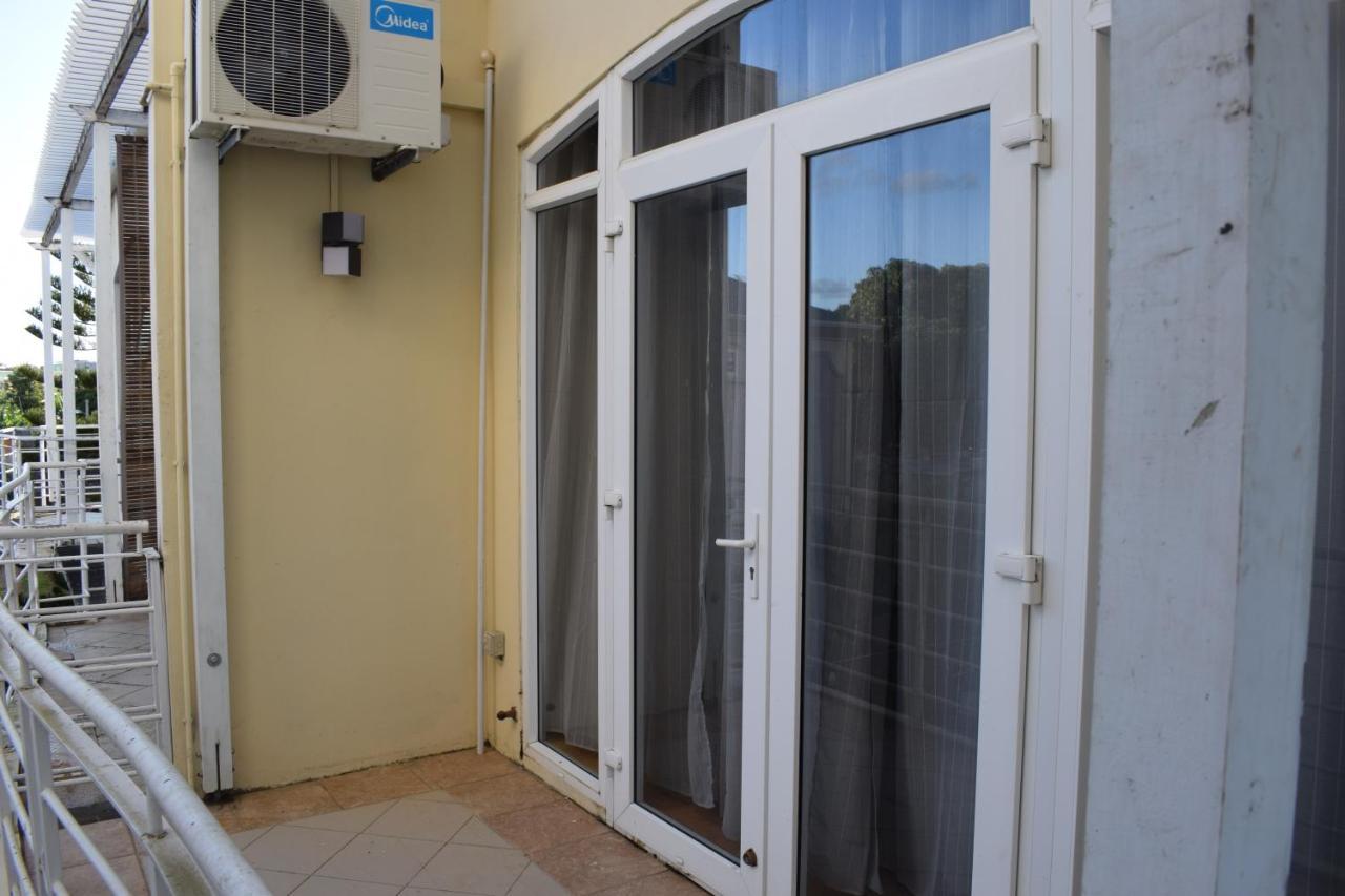Ocean Drive Studio - Opposite The Beach Grand Baie Extérieur photo